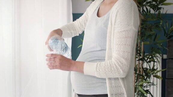 给自己倒杯水的陌生孕妇