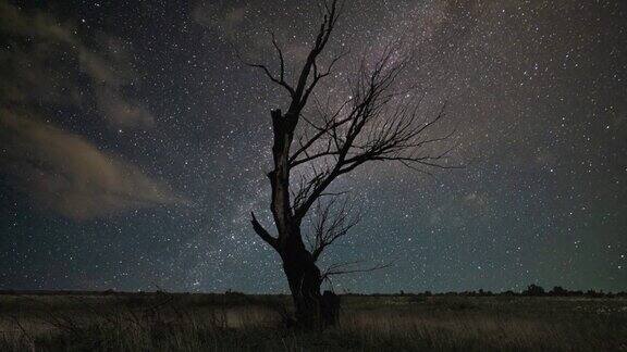 银河和划过夜空的星星时间流逝