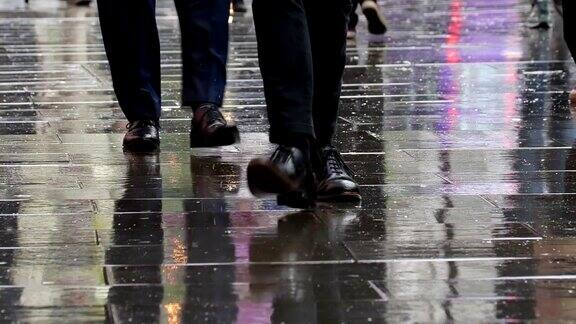 商人行走在雨中的城市下身腿和脚