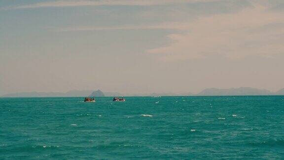 两艘小渔船在海面上漂浮