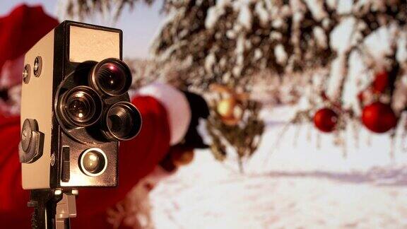 老式的8毫米胶卷相机在闪烁的老电影背景前