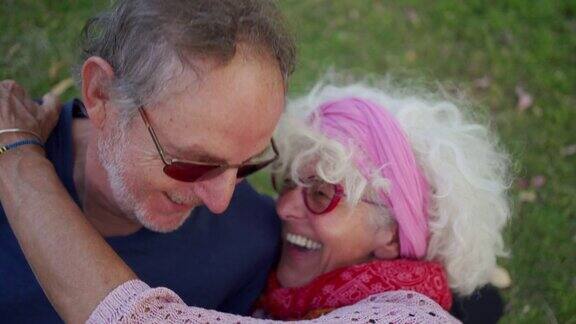 微笑着快乐的老夫妇享受着大自然的一天