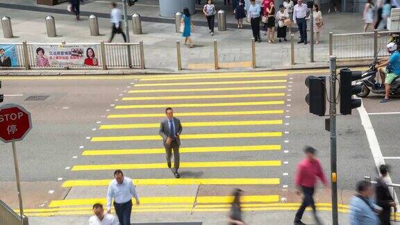 在香港市中心人群正走在斑马线上