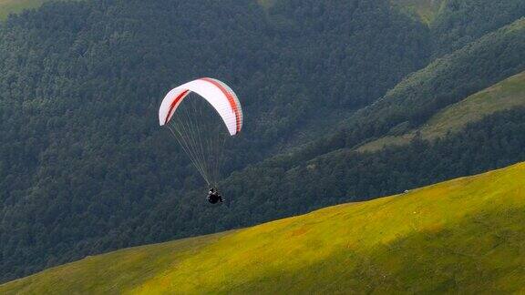 从高山上滑行的滑翔伞