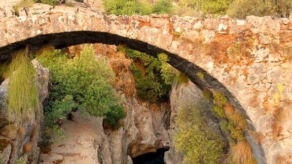 土耳其安塔利亚马纳夫加特河峡谷的古老石桥