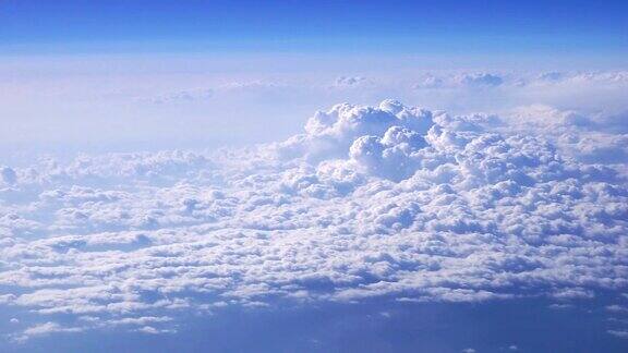 从飞机上拍摄的蓝天里美丽的云