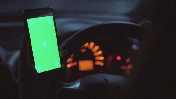 绿色屏幕色度键人使用智能手机