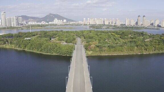 航拍视频一座桥通向城市公园里的海上岛屿