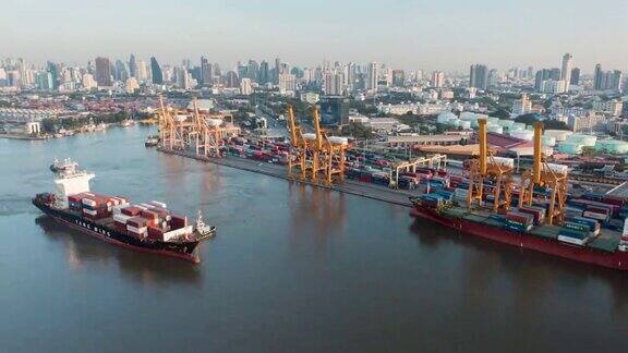 4K延时或超延时:鸟瞰图集装箱货船在码头商埠进行商务物流、进出口、海运或货物运输