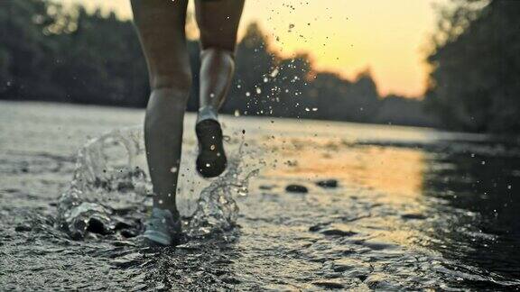 SLOMO一位女性跑步者在河边跑步的腿