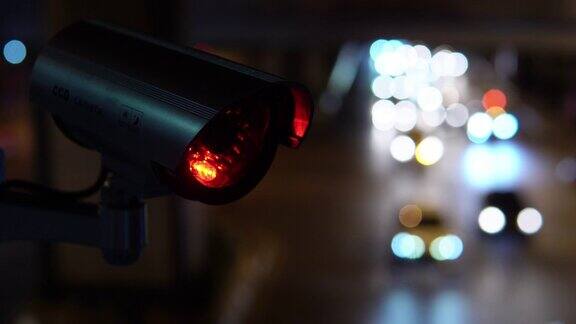 闭路电视监控摄像头在夜间交通道路上运行背景模糊