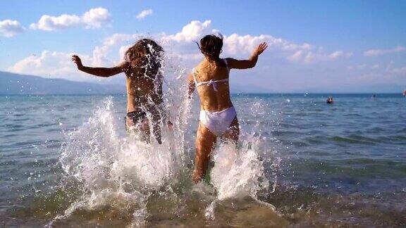 终于自由了!两个英俊的女性朋友有一个有趣的海滩