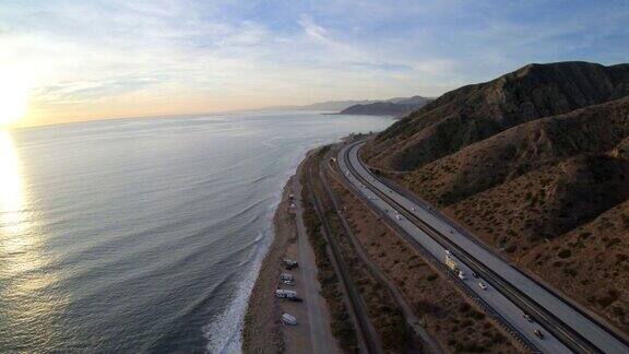 文图拉高速公路101公路太平洋海岸加州高空俯瞰公路在日落