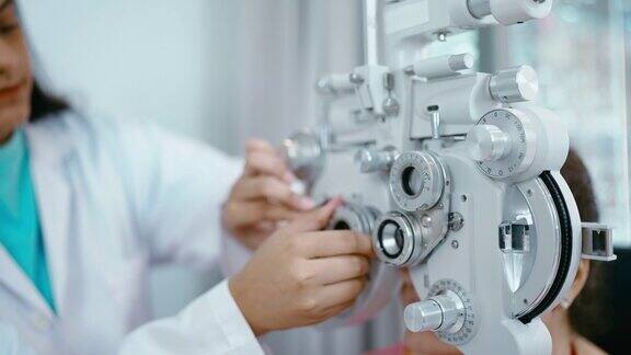 验光师用验光镜检查病人的视力