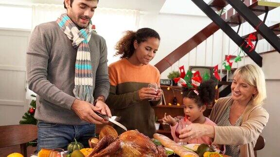在感恩节晚餐上为家人切火鸡感恩节庆祝的传统概念