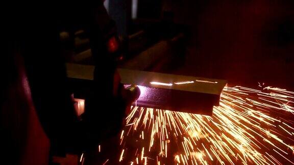工业机器人激光切割机切割金属零件