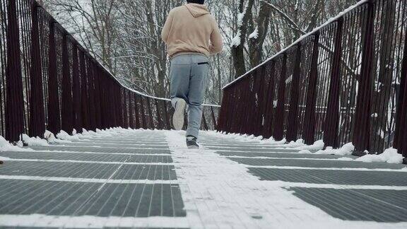冬天在桥上跑步的慢镜头
