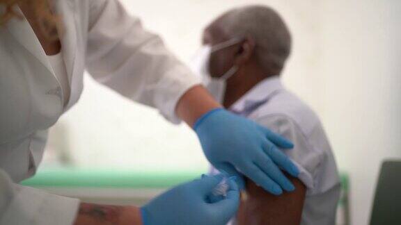 在病人的手臂上注射疫苗