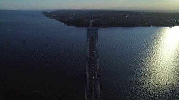 鸟瞰美国纽约哈德逊河上的维拉萨诺海峡大桥