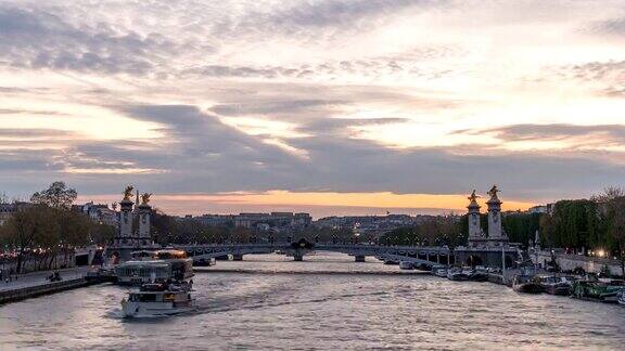 法国巴黎塞纳河与亚历山大三世桥