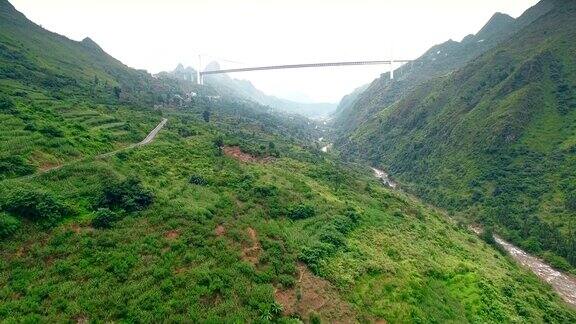 中国贵州峡谷上的巴陵河桥鸟瞰图