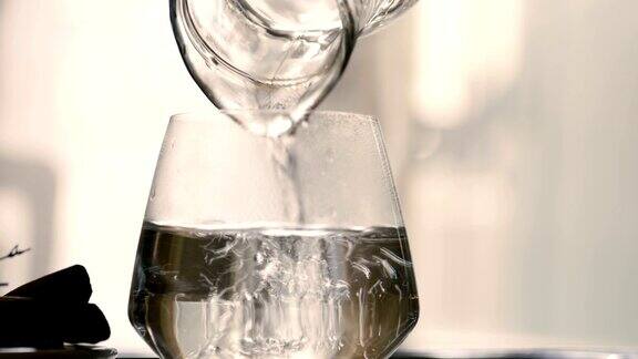把热水倒进玻璃杯里