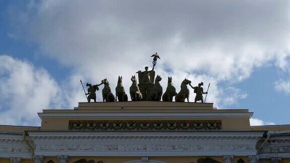俄罗斯圣彼得堡总参谋部拱门上方雕塑的延时摄影