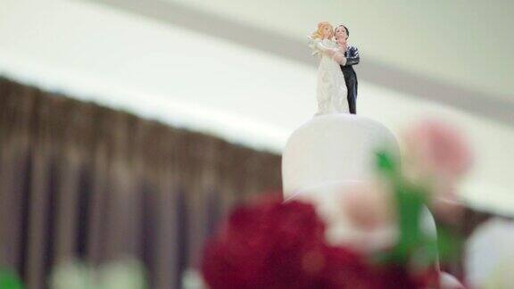 婚礼蛋糕上面有新娘和新郎的玩偶