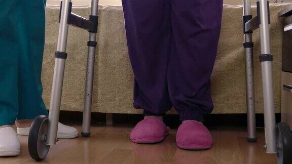 护理助理教残疾老年妇女如何用助行器走路