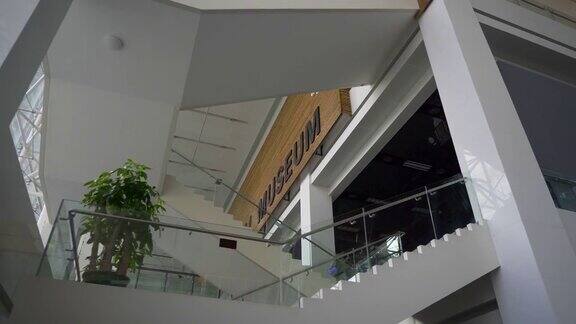 白天时间深圳市市民中心室内楼梯博物馆慢镜头上观4k中国