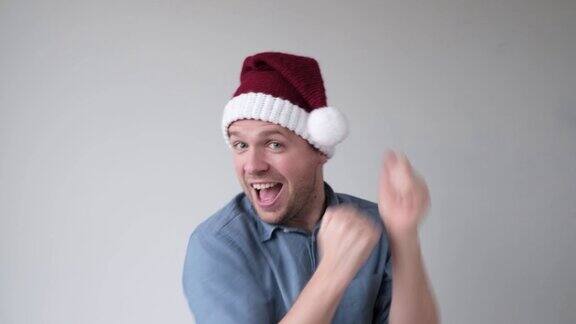 快乐的人戴着圣诞帽跳舞在美好的圣诞节表达情感