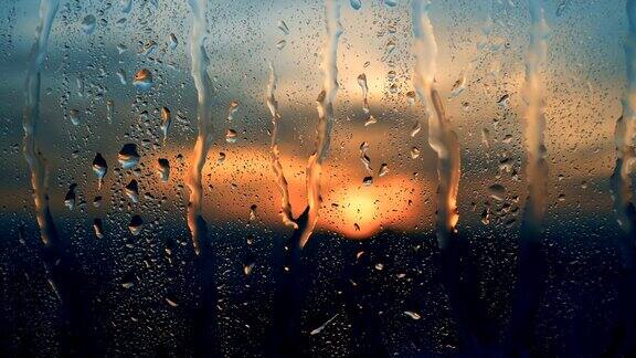美丽的日出同时下雨在窗户后面看日出4k