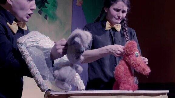 木偶剧的喜剧表演玩具兔子和狐狸