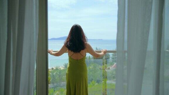 那个年轻女人站在阳台上看着大海