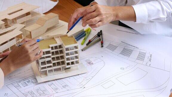 建筑师团队集思广益设计解决方案会议
