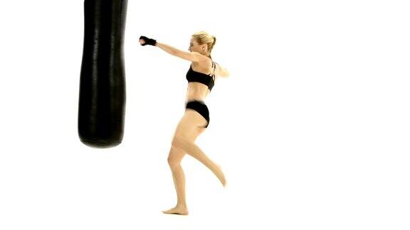 女拳击手用沙袋训练