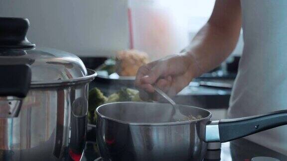 手用勺子搅拌煮扁豆的蔬菜汤特写