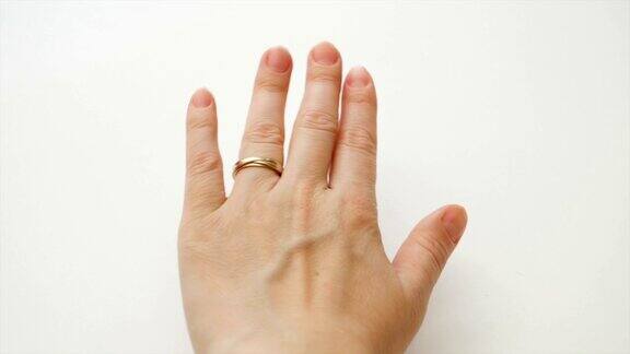 女人戴订婚或结婚钻石戒指