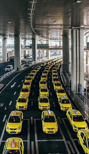 机场出口处繁忙的黄色出租车排队