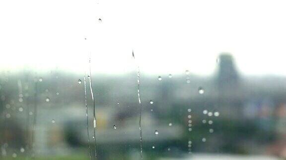 雨滴落在窗前