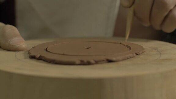 陶工用宜兴陶土雕刻了一个中国茶壶