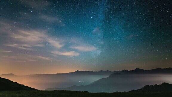 时间流逝的银河旋转阿尔卑斯山与雾