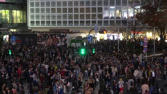 日本涩谷区表参道大街上拥挤的人群