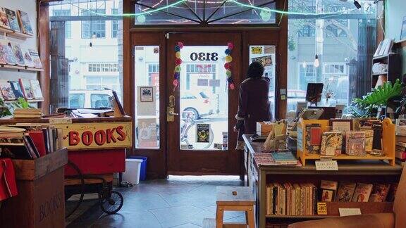 书店工作人员翻转打开的标志