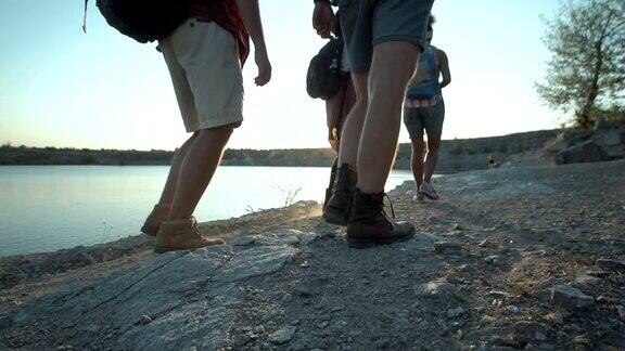 一群人在岩石海岸徒步旅行
