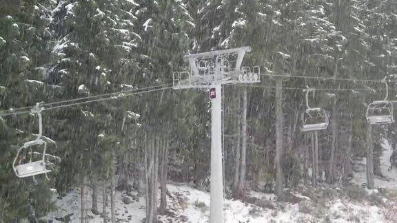 滑雪缆车在大雪浓雾中能见度差