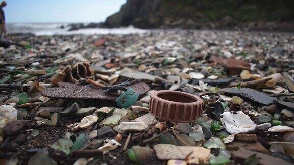 扔在海边的垃圾环境污染生态问题破坏地球的生态系统