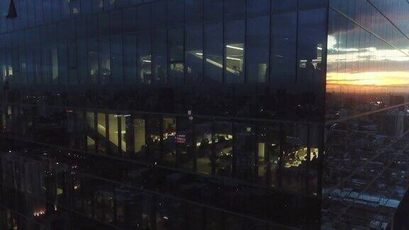 空中办公大楼在夜间