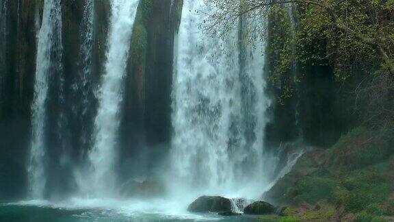 大自然中美丽的瀑布