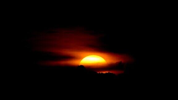 日落时太阳穿过云层